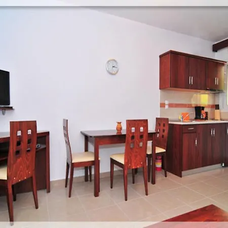 Emerald Aparthotel 2*