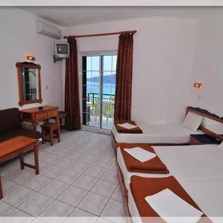 Emerald מלון דירות 2*