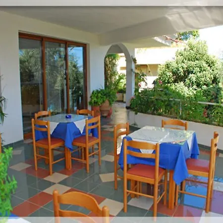 מלון דירות Emerald 2*