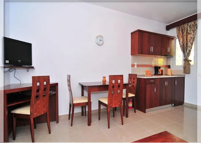 Emerald Apartahotel 2*